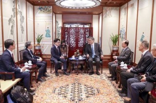 商务部部长王文涛会见韩国产业通商部长官金正官