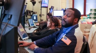 开盘：美股周五低开 特朗普提名沃什为美联储主席