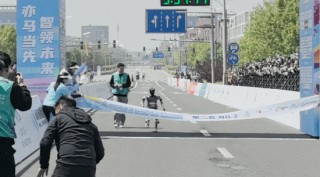 人形机器人半马奖项发布！宇树科技回应G1摔倒：未参赛，最近事多！夺冠机器人背后股东涉这些上市公司