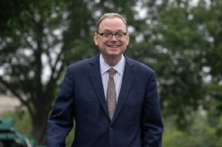 12月24日外盘头条：美国消费者信心连续第五个月下滑 金银连续两日刷新历史新高 特朗普提美联储主席必要条件