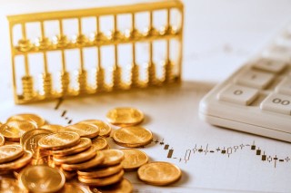 如何探究纸黄金的价格变化？这种变化反映了怎样的市场趋势？