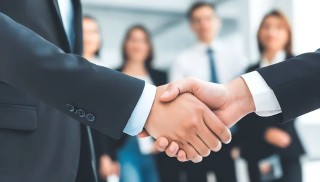 攒局200亿，公考冤家突变盟友