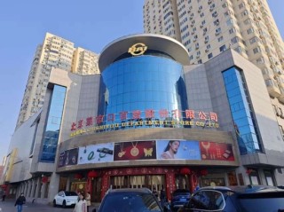 菜百卖黄金的队伍，一眼望不到头