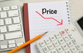 如何分析黄金价格的市场行情？这些行情如何为投资决策提供依据？