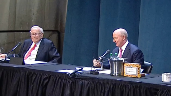 5万字珍藏版!2025巴菲特股东大会全程实录:首次明确批评贸易战 官宣将于年底退休 第2张 5万字珍藏版!2025巴菲特股东大会全程实录:首次明确批评贸易战 官宣将于年底退休 第2张