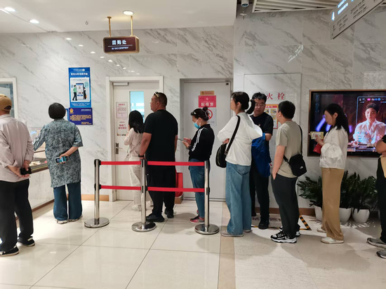 金价踩下“急刹车”:有人排队抛售 有人抄底抢购 第1张 金价踩下“急刹车”:有人排队抛售 有人抄底抢购 第1张