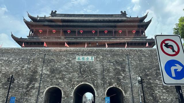 凤阳鼓楼瓦片脱落背后:涉事公司十年前曾因违规施工致文保建筑被烧毁 第2张 凤阳鼓楼瓦片脱落背后:涉事公司十年前曾因违规施工致文保建筑被烧毁 第2张