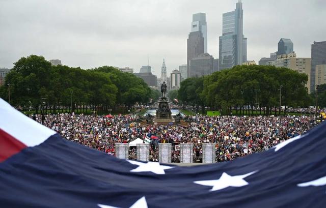 “不要国王!”抗议席卷全美,示威者涌入街头与警方发生冲突 第2张 “不要国王!”抗议席卷全美,示威者涌入街头与警方发生冲突 第2张