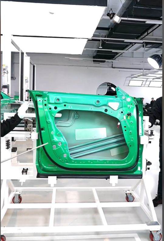 雷军直播现场拆小米YU7:希望大家说公道话,不要故意找茬!门把手设计非常领先,车轮易撞掉是“丢轮保车,四两拨千斤”的策略 第4张 雷军直播现场拆小米YU7:希望大家说公道话,不要故意找茬!门把手设计非常领先,车轮易撞掉是“丢轮保车,四两拨千斤”的策略 第4张