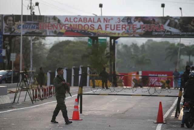 第1现场｜遭袭后的委内瑞拉：药店排队、油站关闭、民众集会抗议  第10张