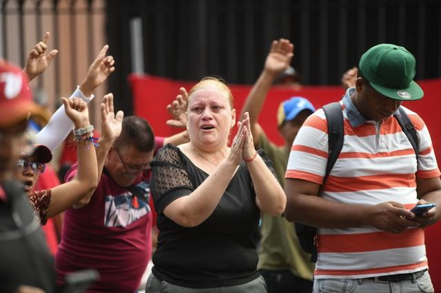 第1现场｜遭袭后的委内瑞拉：药店排队、油站关闭、民众集会抗议  第16张