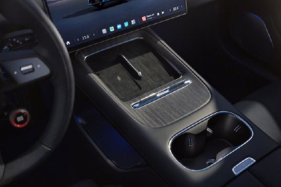 雷军曝光新一代小米SU7内饰图：这个氛围灯，是不是还可以？  第3张