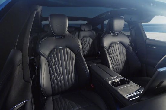 雷军曝光新一代小米SU7内饰图：这个氛围灯，是不是还可以？  第4张