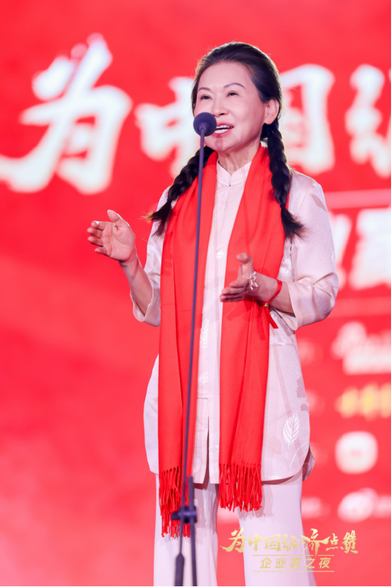 陈景河现场落泪，卢迈呼吁关注农村养育，韩璧丞展示仿生手抓哑铃……上百位企业家共话中国经济新动能  第26张