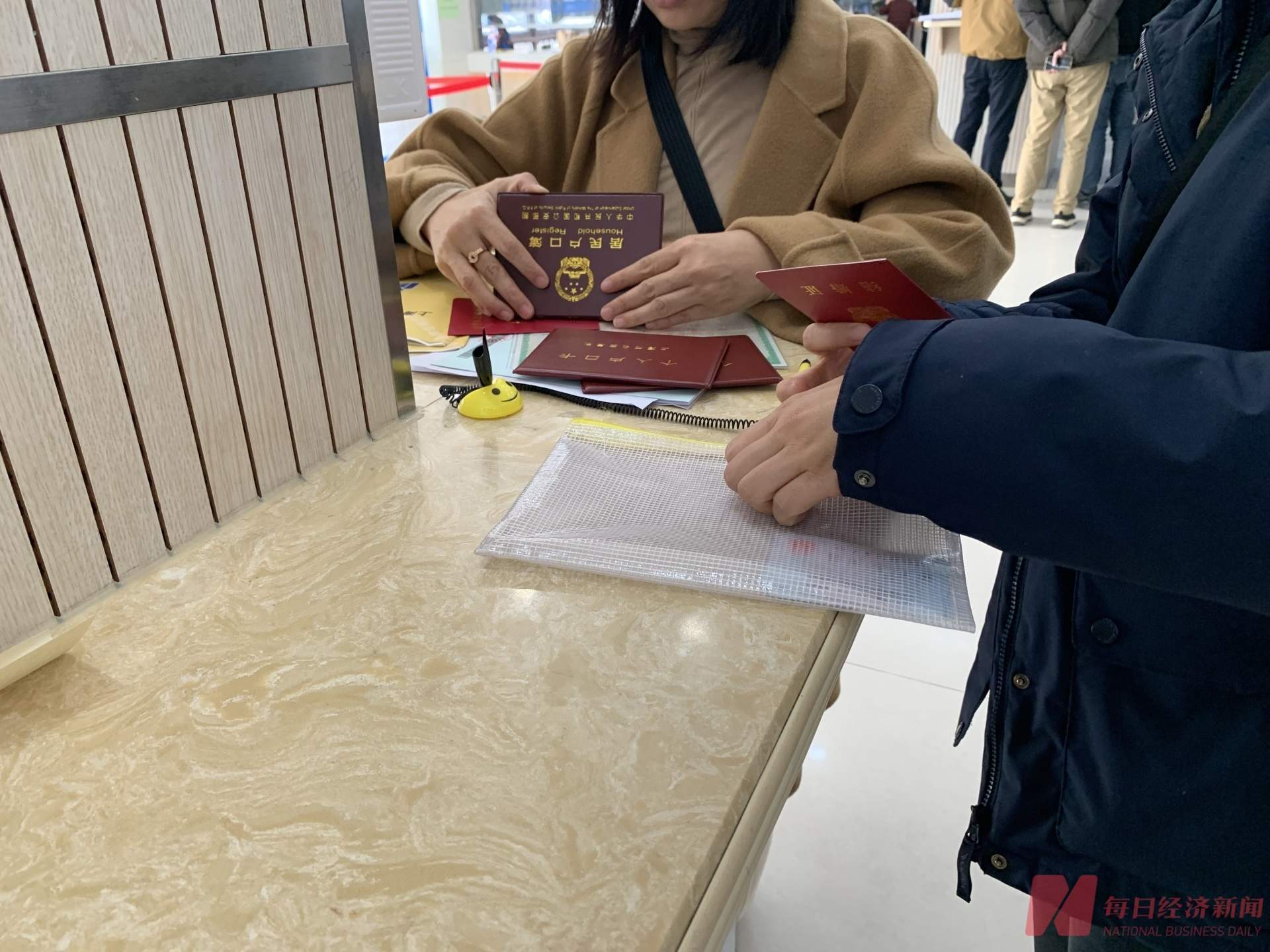 上海二手房交易中心乌泱泱挤满人,感受楼市“小阳春”|新春走基层 第3张 上海二手房交易中心乌泱泱挤满人,感受楼市“小阳春”|新春走基层 第3张